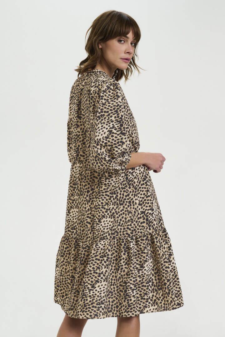 Dress, Leopard Sand fra Karen By